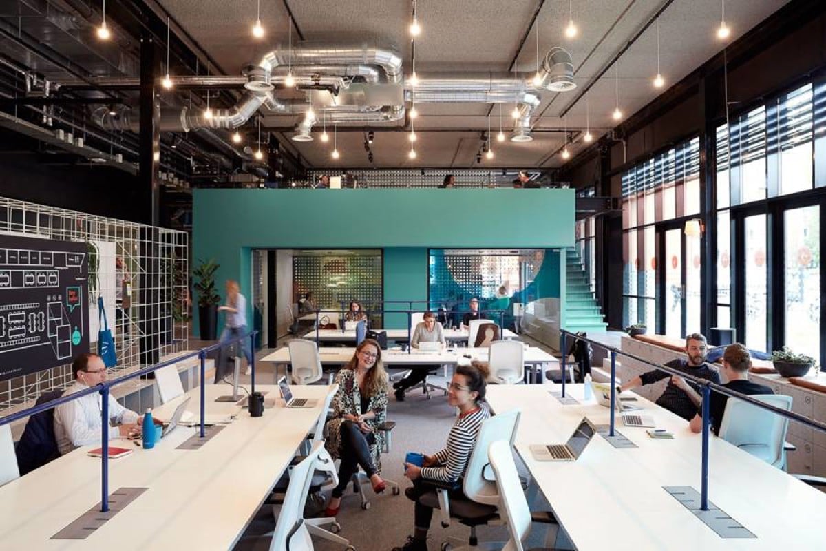 Espacio compartido de coworking con mesas amplias