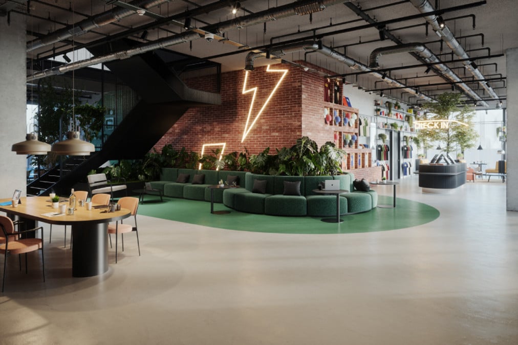 Lobby de The Social Hub Barcelona con sofá verde