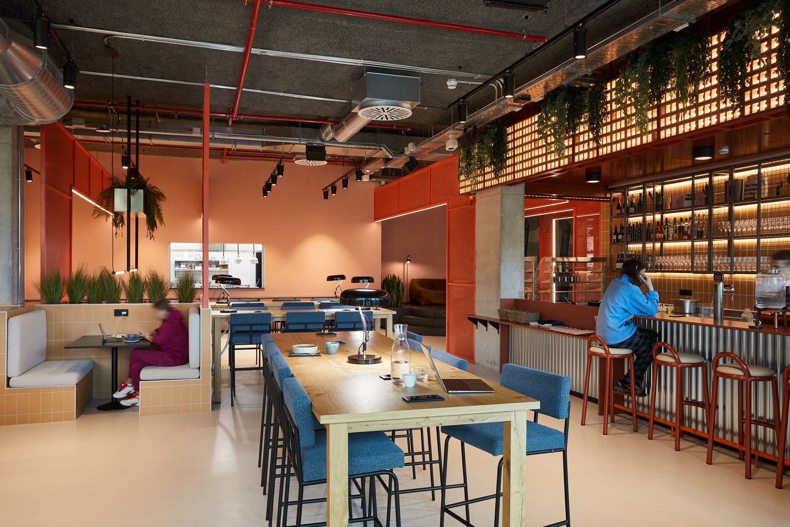 Zona de trabajo y café de día en Barcelona