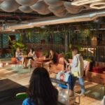 Personas reunidas en un espacio de The Social Hub