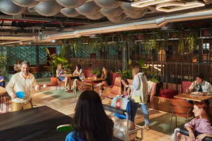 Personas reunidas en un espacio de The Social Hub