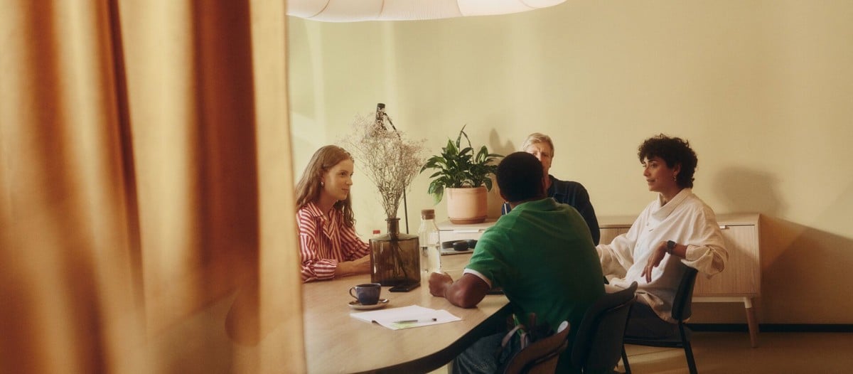 Espacio de coworking de The Social Hub con mesas y luz natural