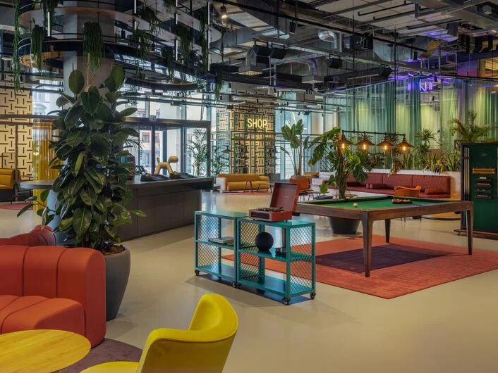 Lobby interior con zonas de asiento y luz natural