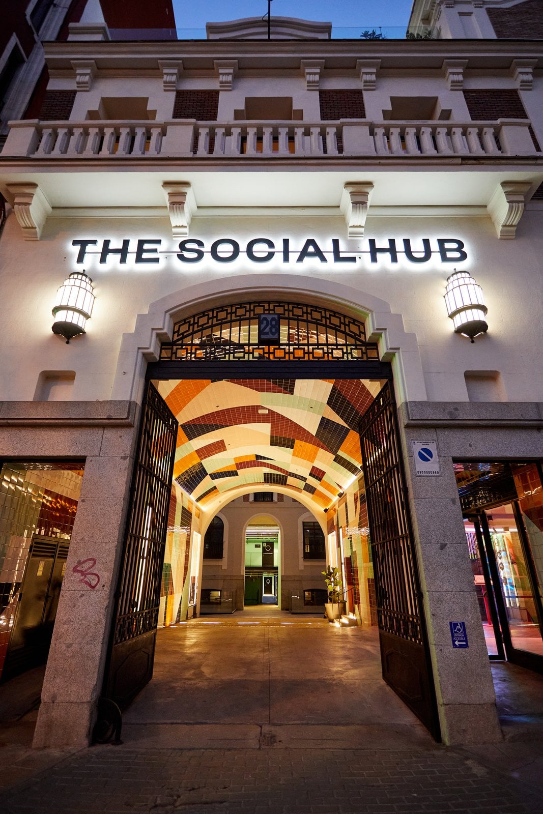 Fachada urbana del hotel The Social Hub en Madrid