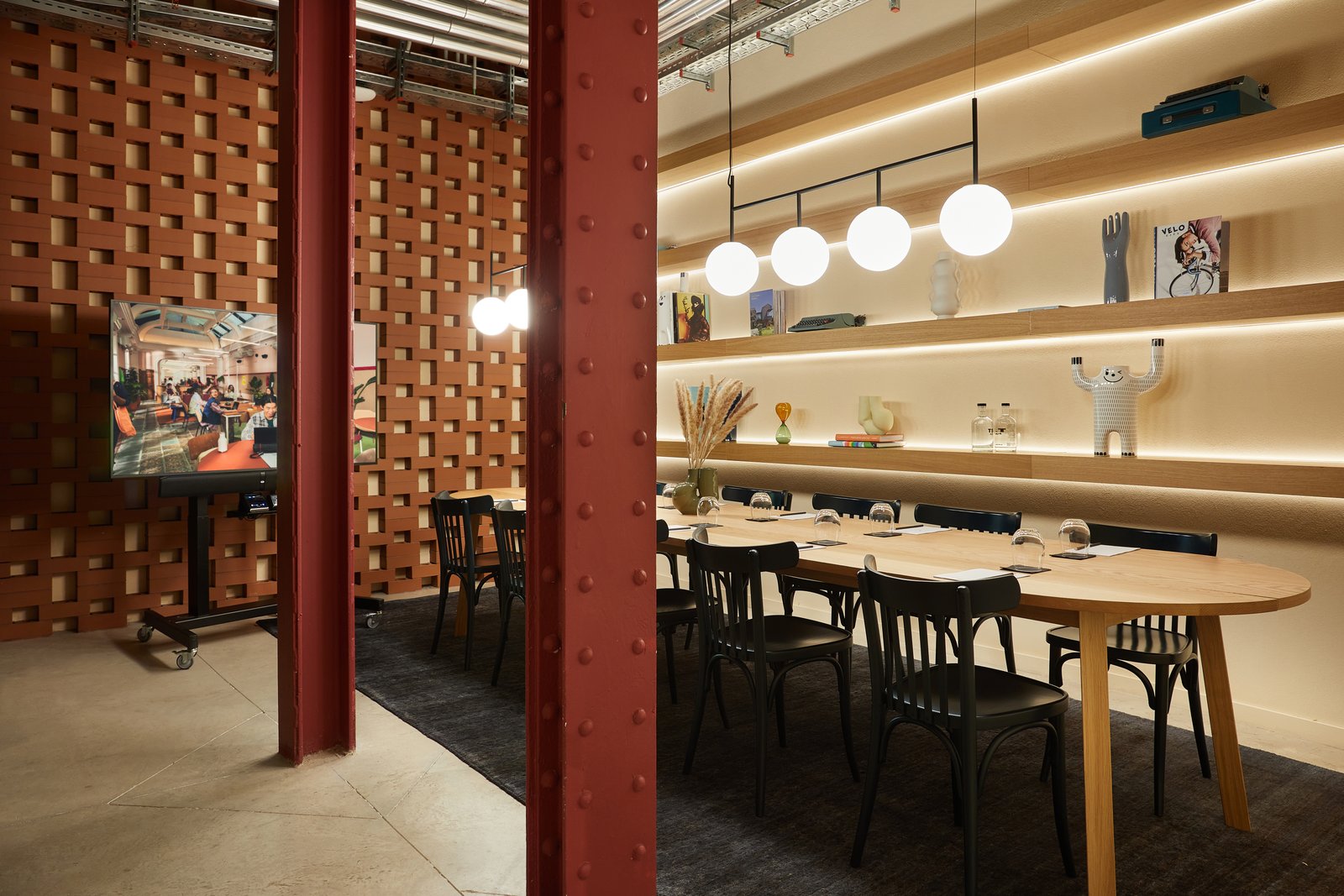 Sala de reuniones y comedor privado en The Social Hub Madrid