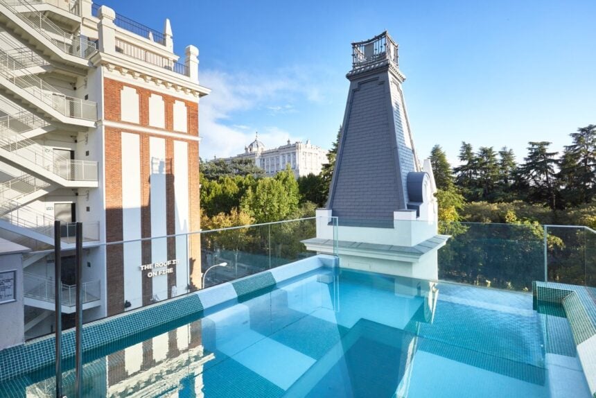 Piscina en la azotea de The Social Hub Madrid