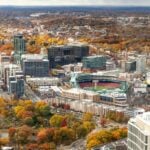 Besucher genießen den Blick auf Boston im Herbst