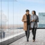 Zwei Besucher stoßen bei View Boston mit Getränken an