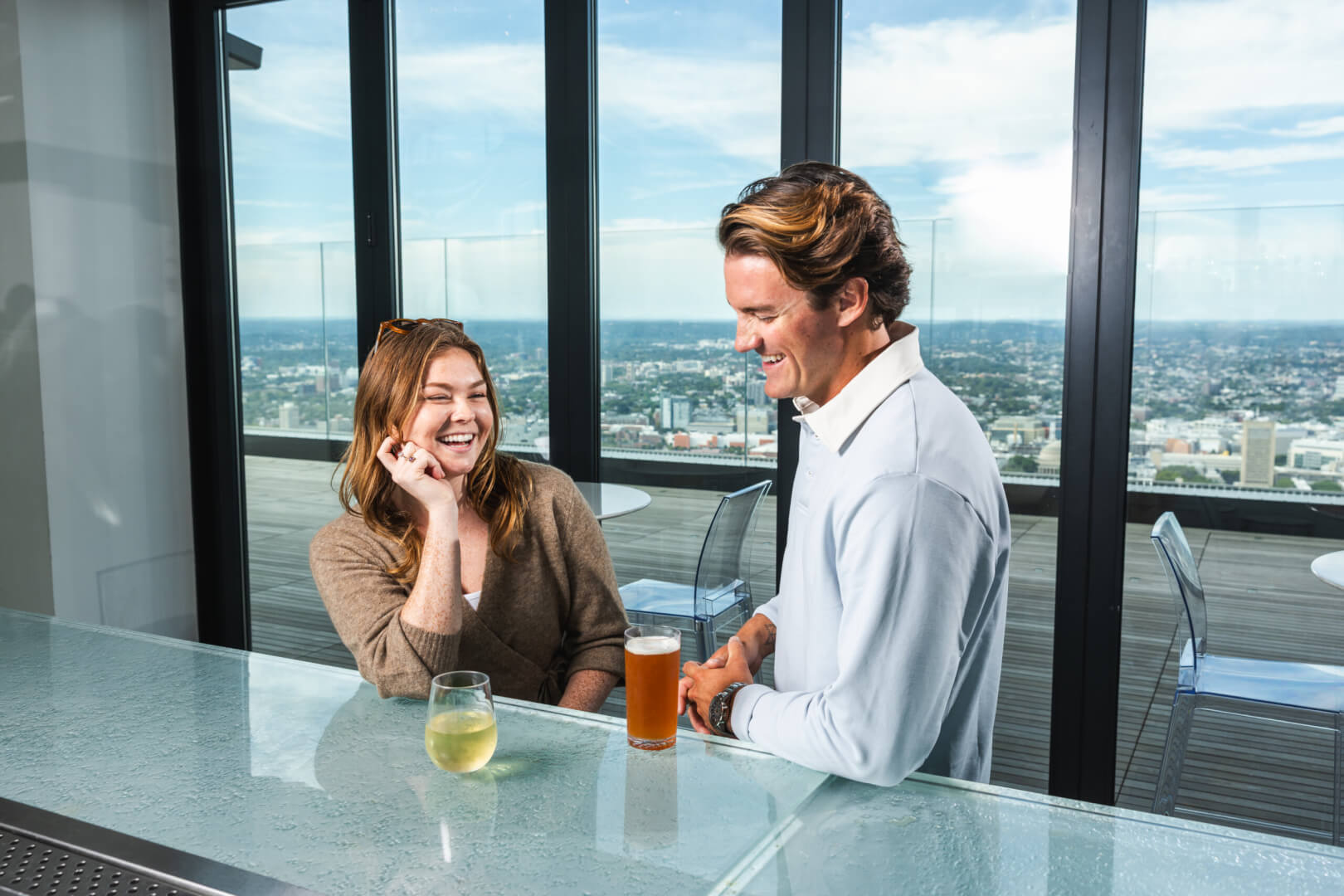 Besucherin betrachtet die Skyline im View Boston Observation Deck