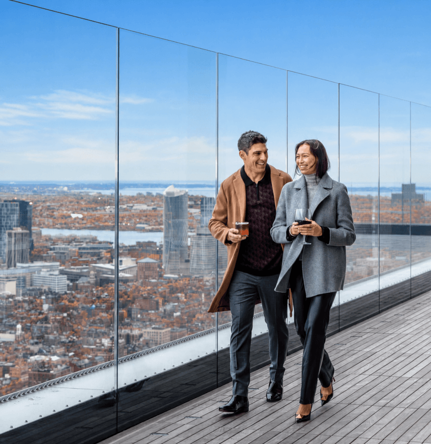 Zwei Besucher gehen durch das View Boston Observation Deck