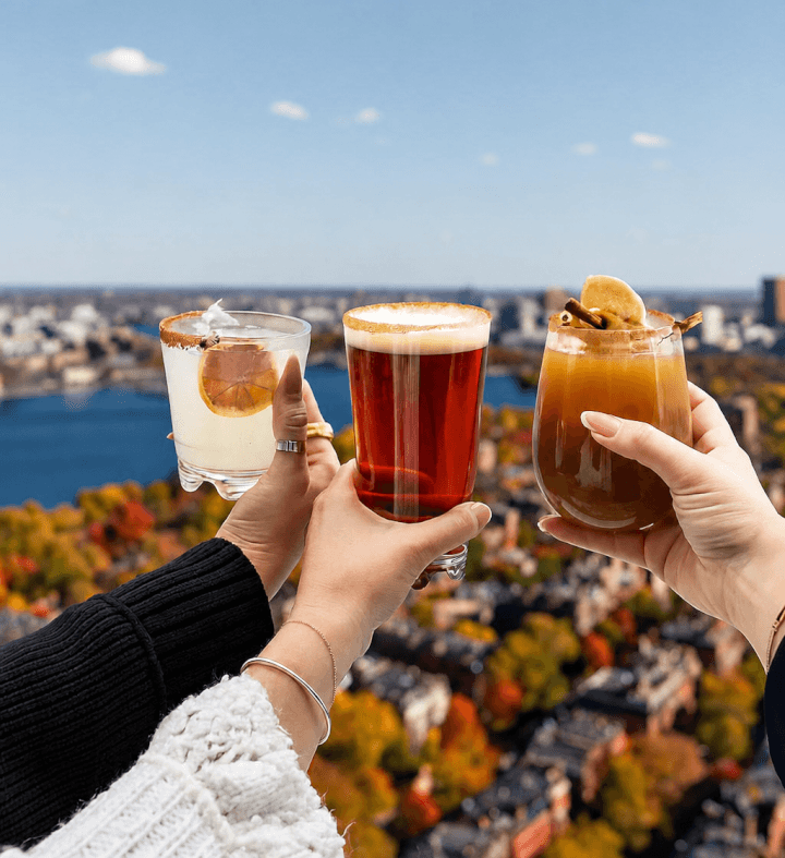 Cocktails beim Sips & Sights Erlebnis im View Boston Observation Deck