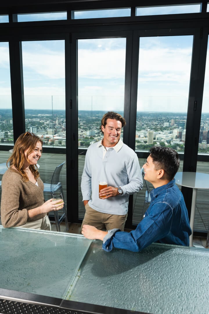 Besucher auf der Außenterrasse mit Blick über Boston